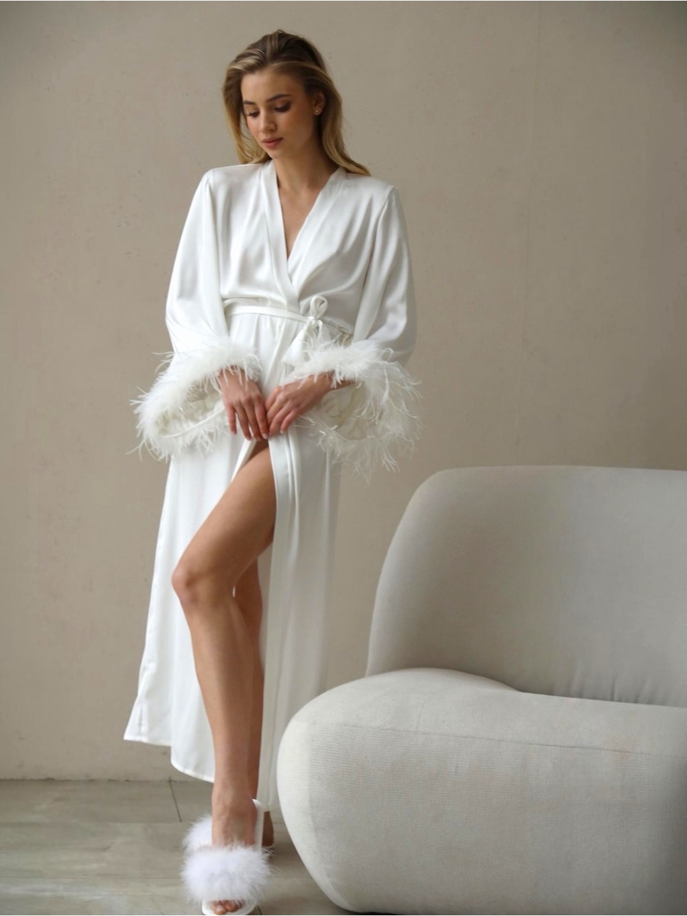 The Robe Women’s Ciara White Long Bridal Robe with Ostrich Feather Sleeves Small